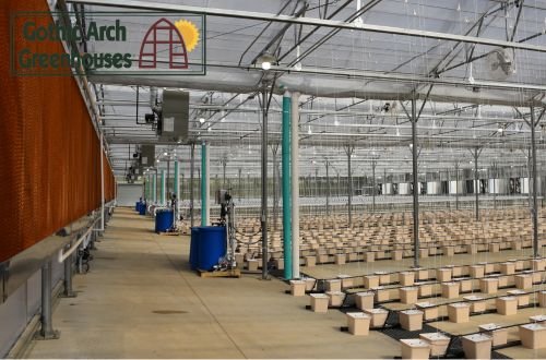 Greenhouse heating equipment with warm-air distribution inside a growing structure